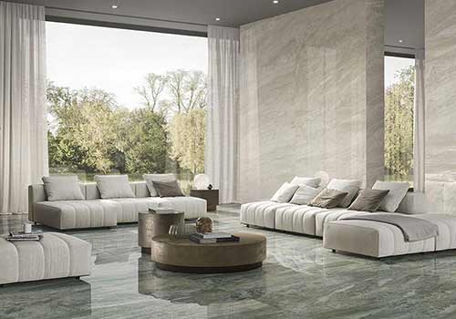 Wohnzimmer mit grünen Natursteinfließen und hellen Möbel- Räume